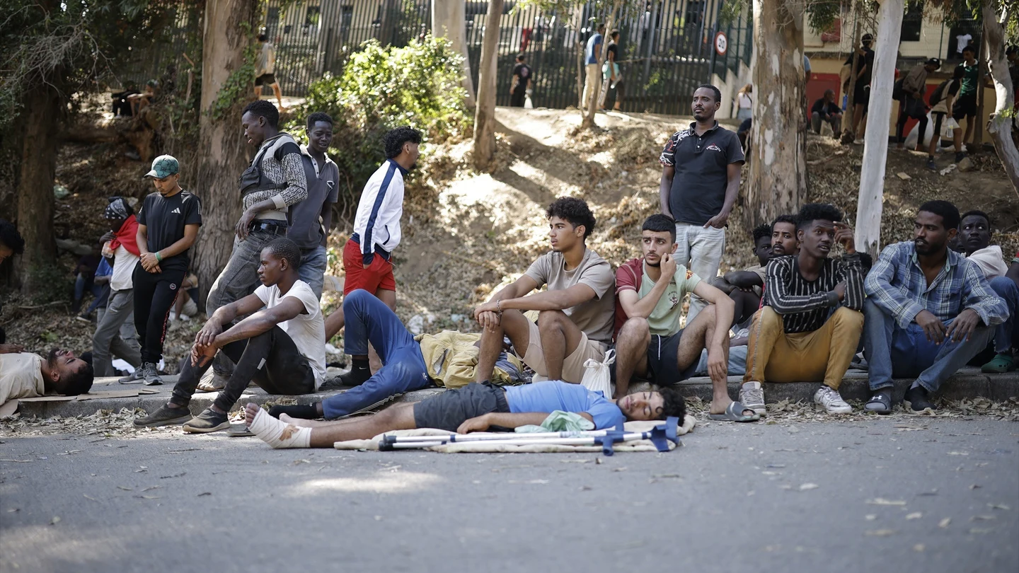 Migrantes esperan a las puertas del CETI en Ceuta Migrantes esperan a las puertas del CETI en Ceuta