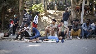 Migrantes esperan a las puertas del CETI en Ceuta