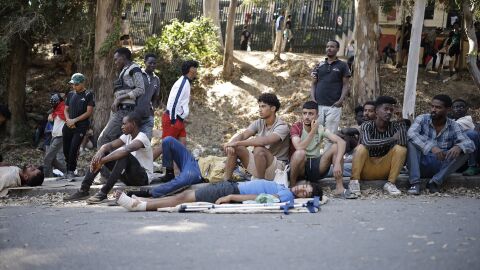 Migrantes esperan a las puertas del CETI en Ceuta