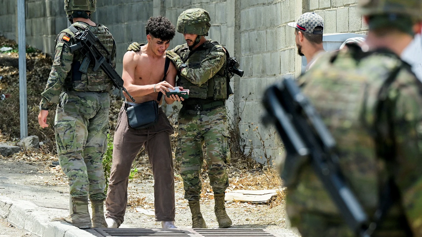 Militares atienden a un migrante en Ceuta. Militares atienden a un migrante en Ceuta.