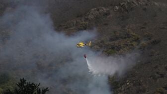 Imagen de un helic&oacute;ptero echando agua a un incendio