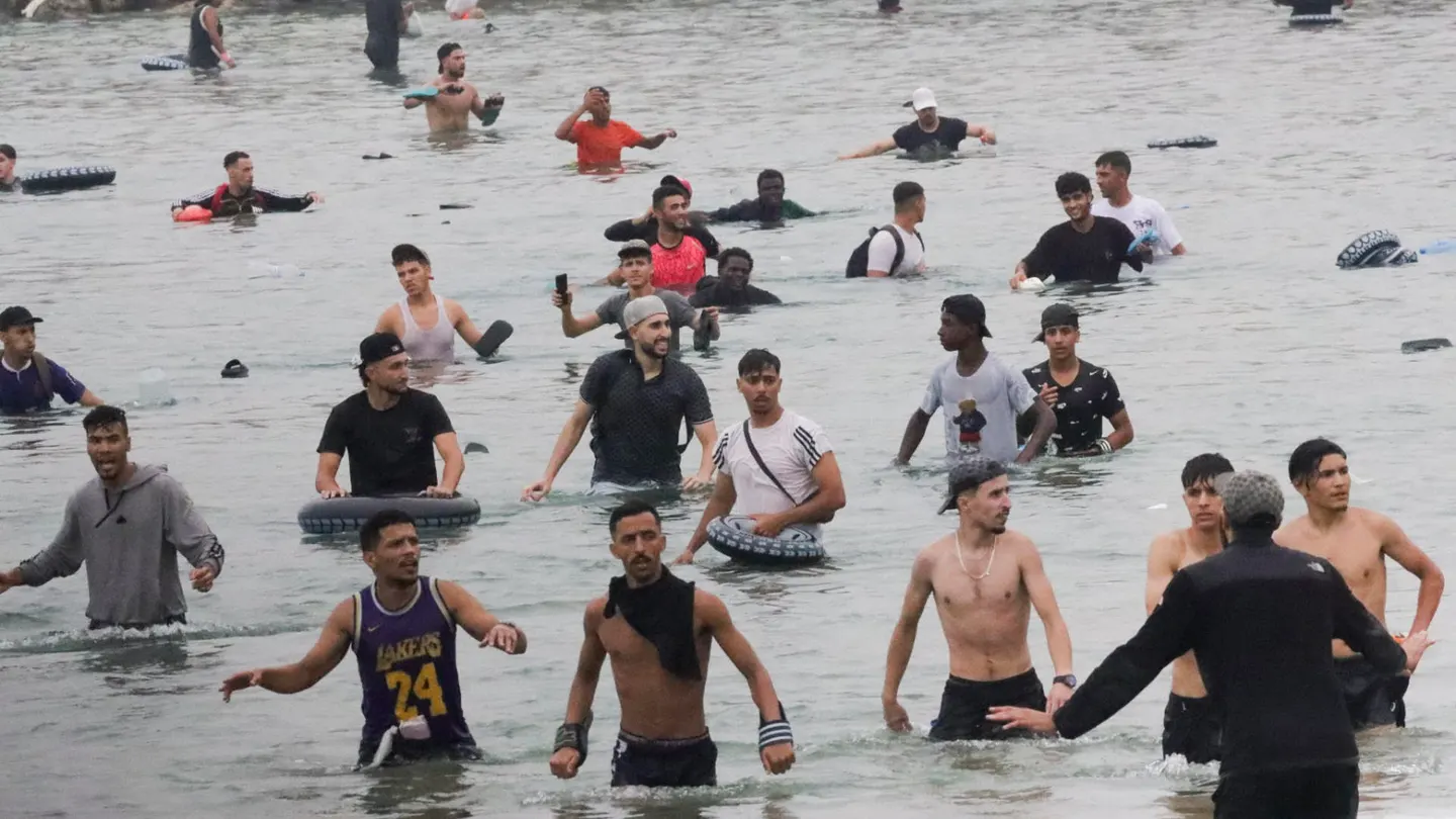 Decenas de migrantes, en el agua Decenas de migrantes, en el agua