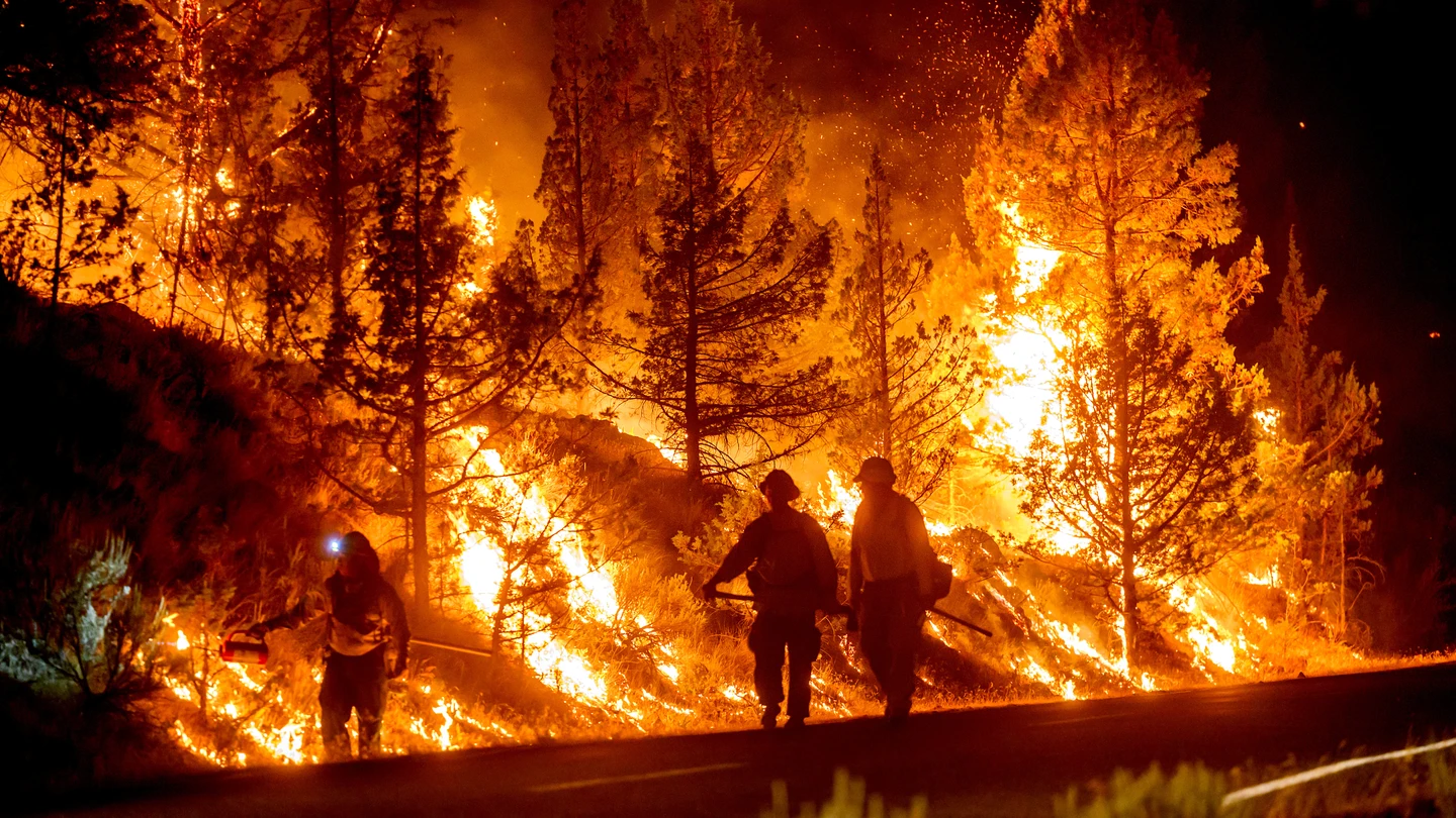 Los bomberos queman vegetación mientras intentan detener la propagación de un incendio forestal llamado Bench Fire en Warm Springs, Oregón Los bomberos queman vegetación mientras intentan detener la propagación de un incendio forestal llamado Bench Fire en Warm Springs, Oregón