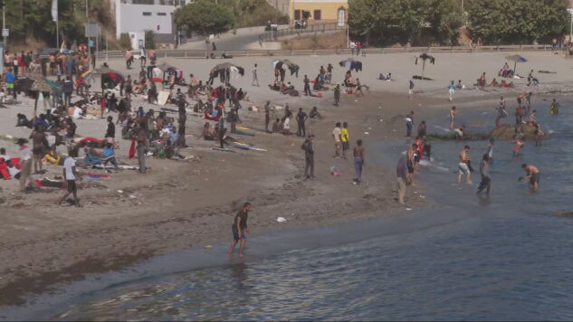 Migrantes se amontonan en la playa de Ceuta