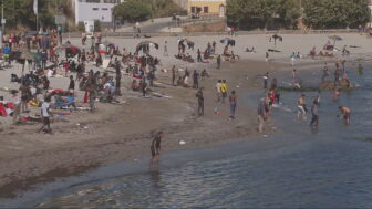 Migrantes se amontonan en la playa de Ceuta