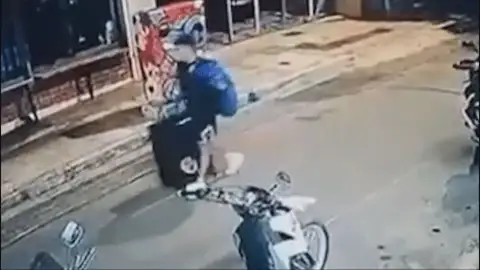 Asesina a una mujer y mete su cadáver en una maleta en Atenas. Asesina a una mujer y mete su cadáver en una maleta en Atenas.