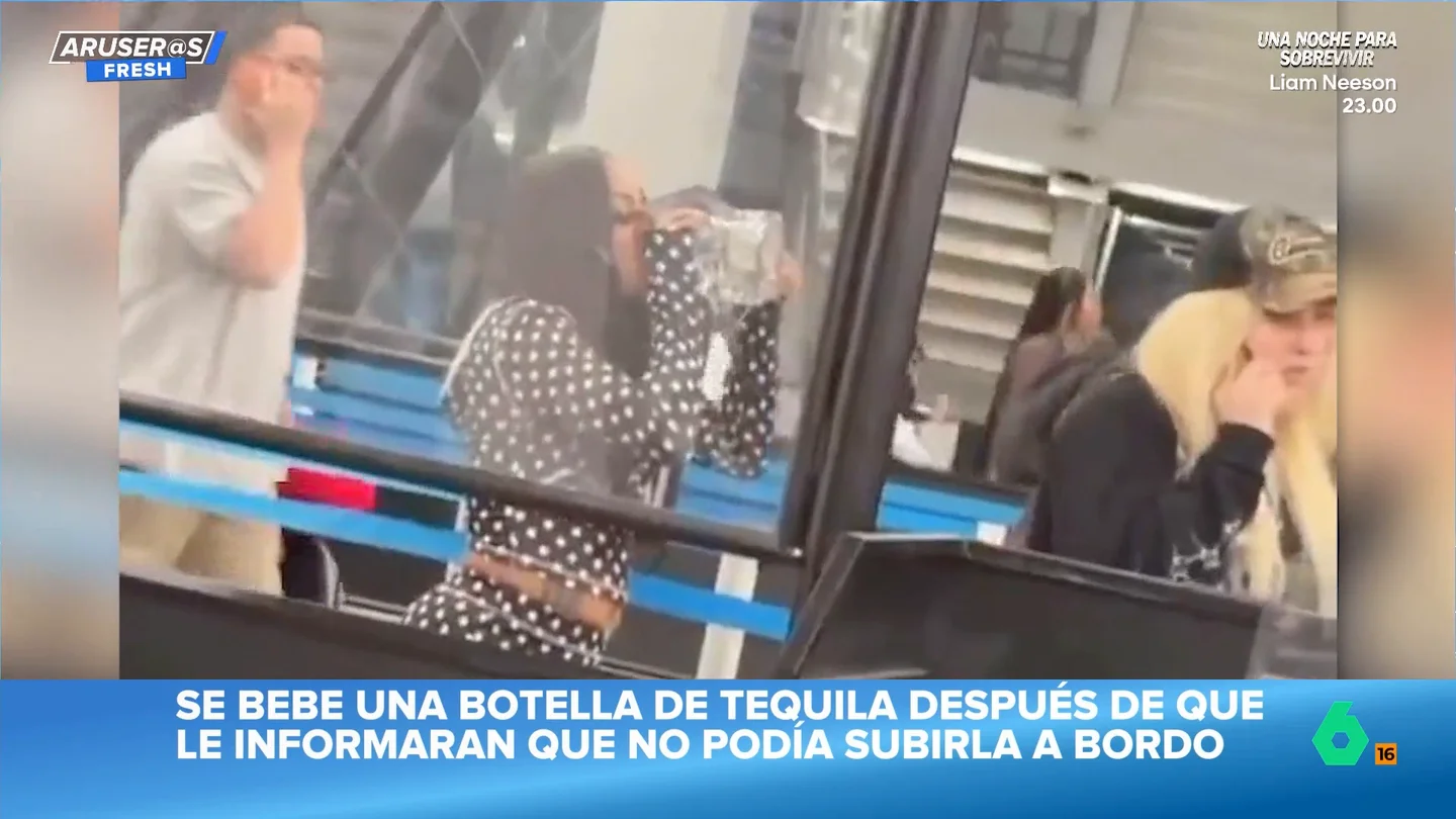 Se bebe del tirón una botella de tequila antes de embarcar porque no dejan que la suba al avión Se bebe del tirón una botella de tequila antes de embarcar porque no dejan que la suba al avión
