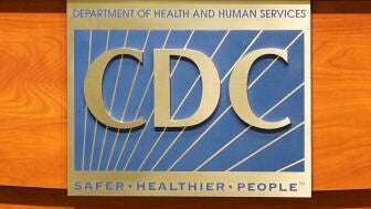 Un cartel de los Centros de Control y Prevenci&oacute;n de Enfermedades de Estados Unidos en una foto de archivo