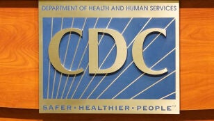 Un cartel de los Centros de Control y Prevenci&oacute;n de Enfermedades de Estados Unidos en una foto de archivo