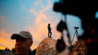 Una persona trata de ver el eclipse, a 7 de septiembre de 2025, en Madrid (Espa&ntilde;a)