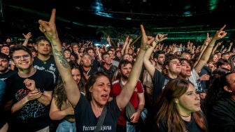 Decenas de personas durante una actuaci&oacute;n del grupo musical Biznaga, en la Sala La Riviera, a 27 de marzo de 2026, en Madrid 