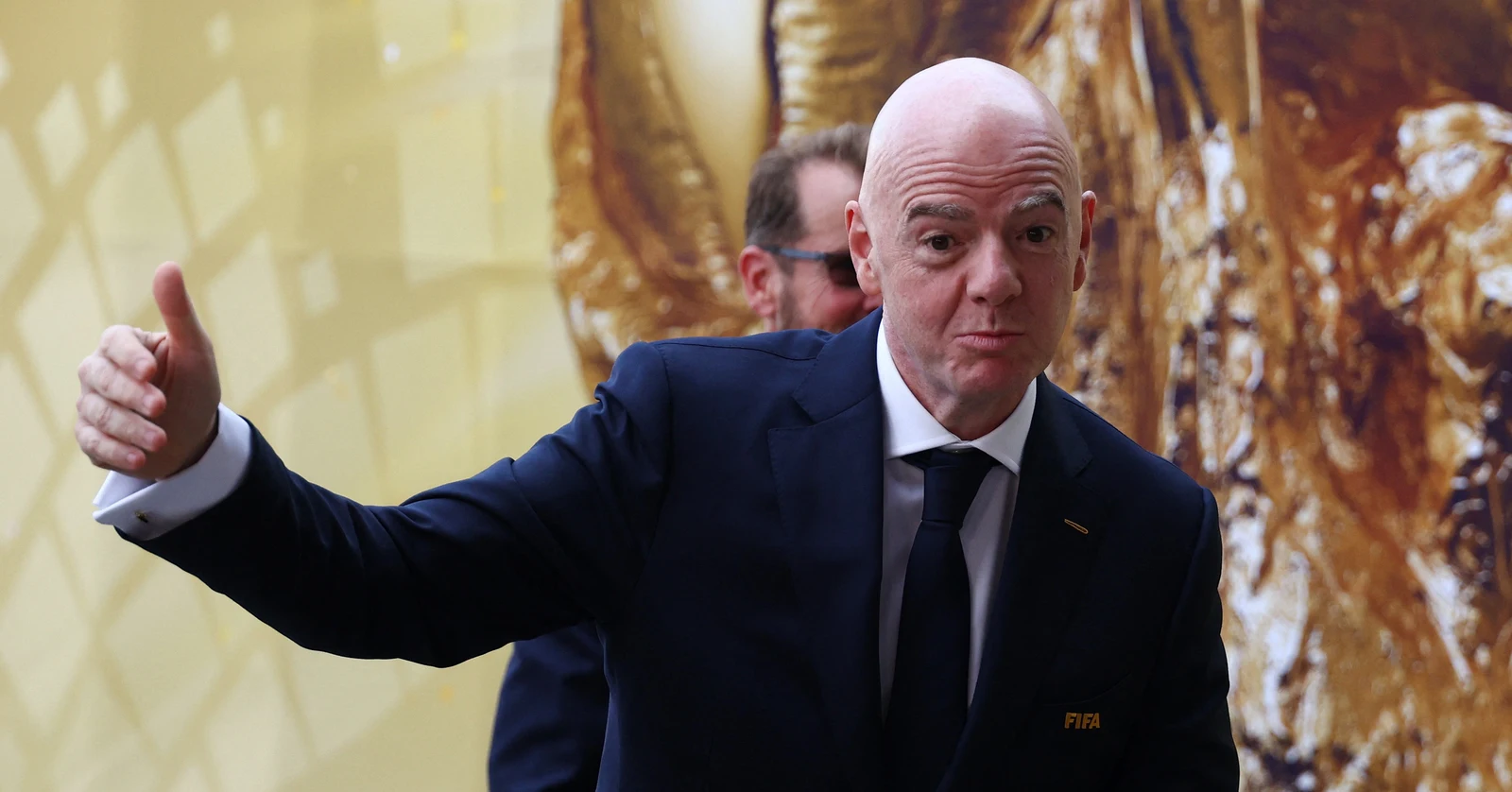 Infantino promete más dinero a las Federaciones después de que pidieran su dimisión