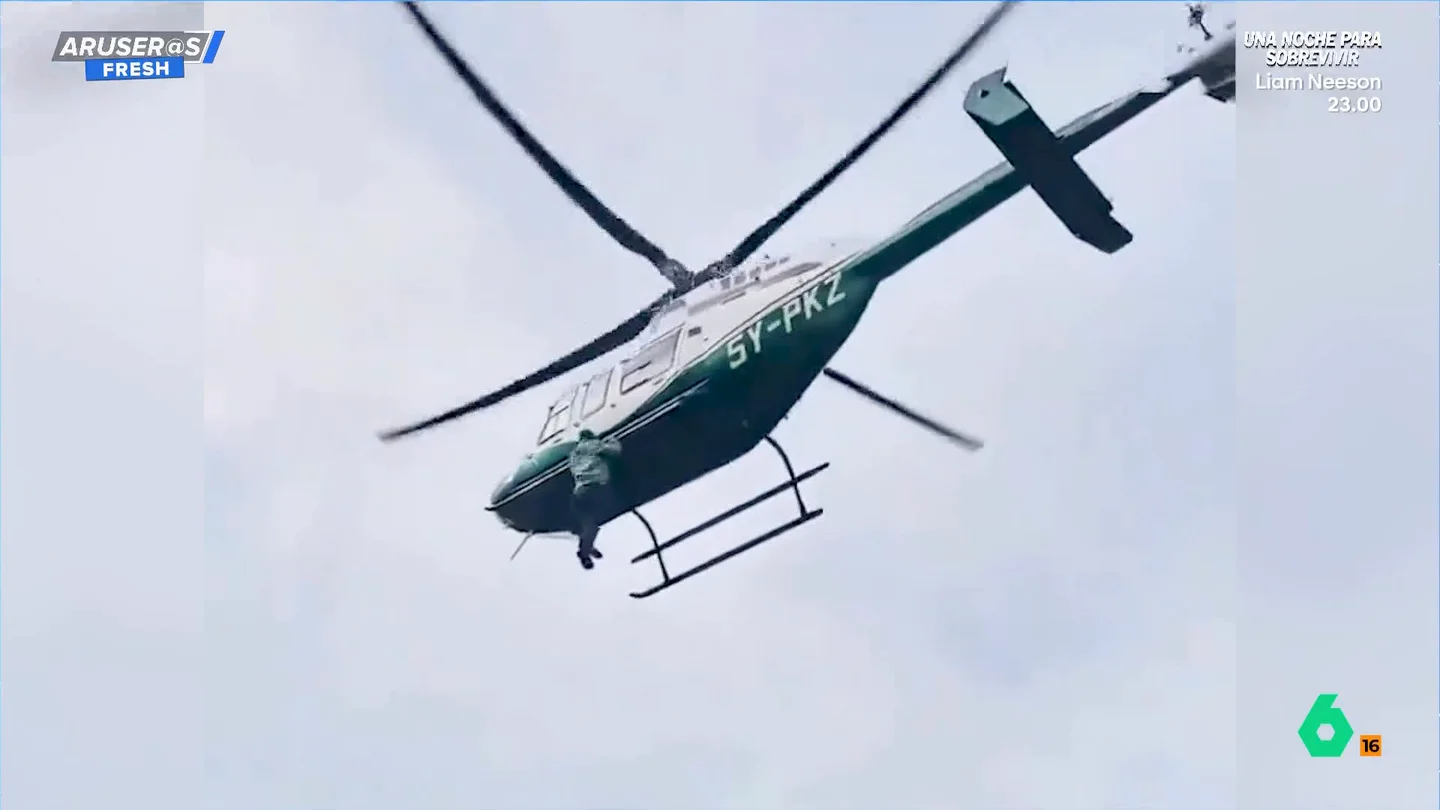 El momento en el que un hombre se cuelga de un helicóptero mientras despega por no dejarle subir El momento en el que un hombre se cuelga de un helicóptero mientras despega por no dejarle subir