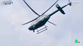 El momento en el que un hombre se cuelga de un helic&oacute;ptero mientras despega por no dejarle subir