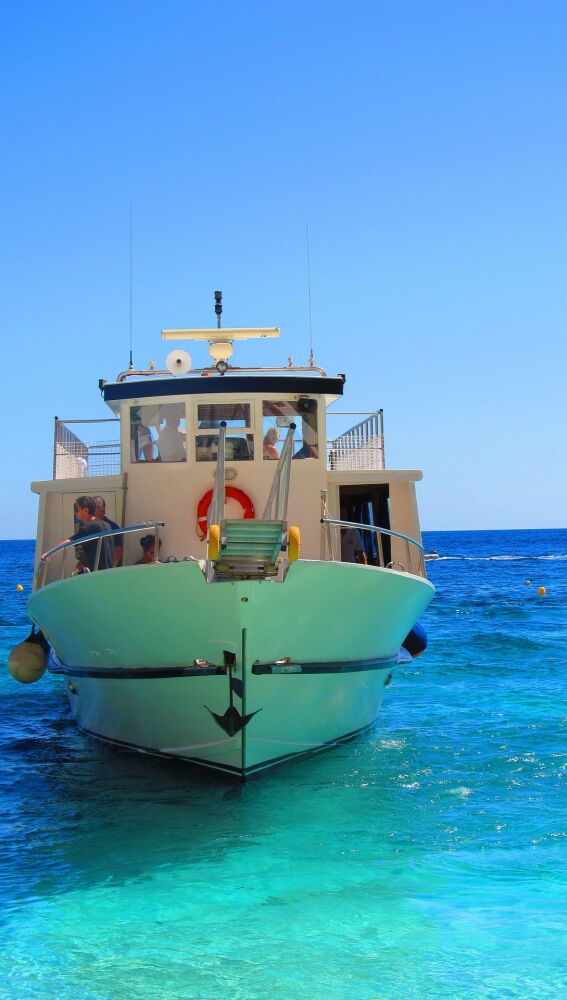 Barco en cala Mariolu