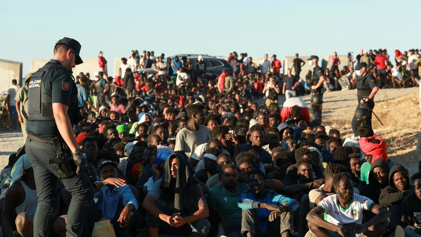 Migrantes hacen fila para recibir alimentos y bebidas de la Cruz Roja, tras los cruces masivos de migrantes en Ceuta Migrantes hacen fila para recibir alimentos y bebidas de la Cruz Roja, tras los cruces masivos de migrantes en Ceuta