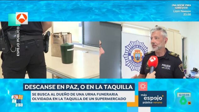 Una mujer deja una urna con cenizas en la taquilla de un supermercado "para que no se pierda" durante la mudanza