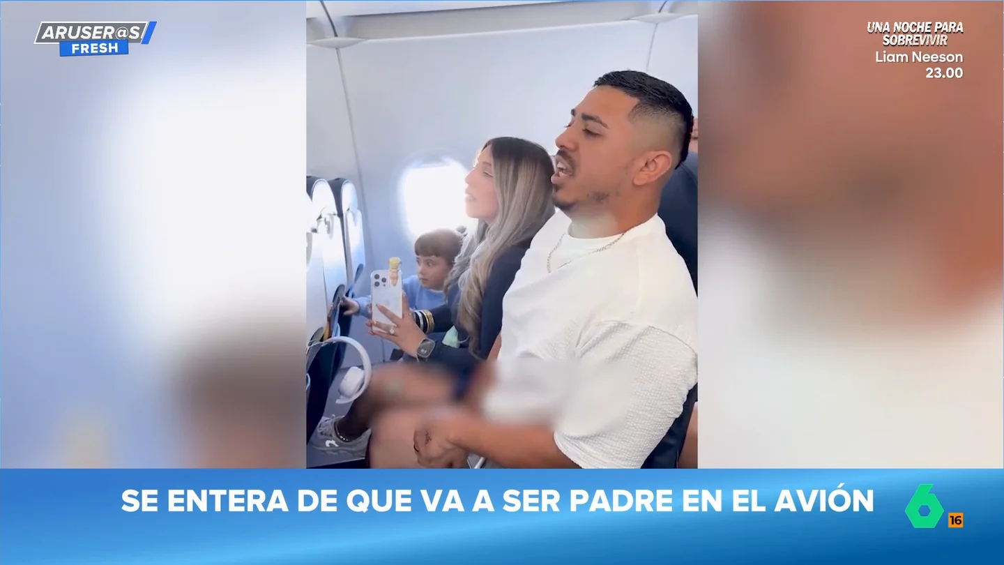 Una mujer sorprende a su marido en pleno vuelo haciendo que el piloto anuncie que está embarazada: "Hay un pasajero de más en esa fila" Una mujer sorprende a su marido en pleno vuelo haciendo que el piloto anuncie que está embarazada: "Hay un pasajero de más en esa fila"