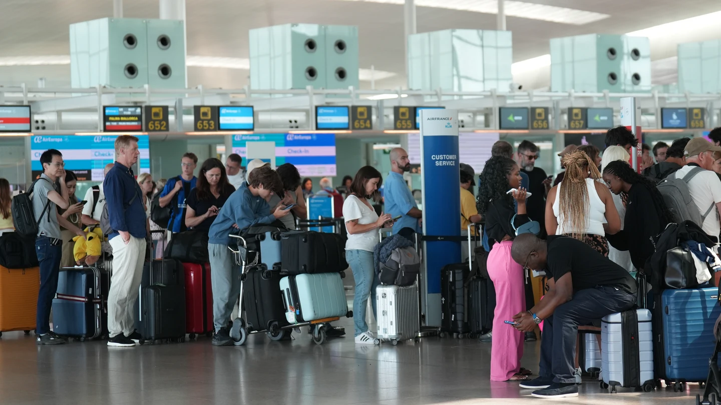 Decenas de personas en colas ocasionadas por la huelga de trabajadores de handling, en el Aeropuerto Josep Tarradellas Barcelona-El Prat, a 4 de agosto de 2026 Decenas de personas en colas ocasionadas por la huelga de trabajadores de handling, en el Aeropuerto Josep Tarradellas Barcelona-El Prat, a 4 de agosto de 2026