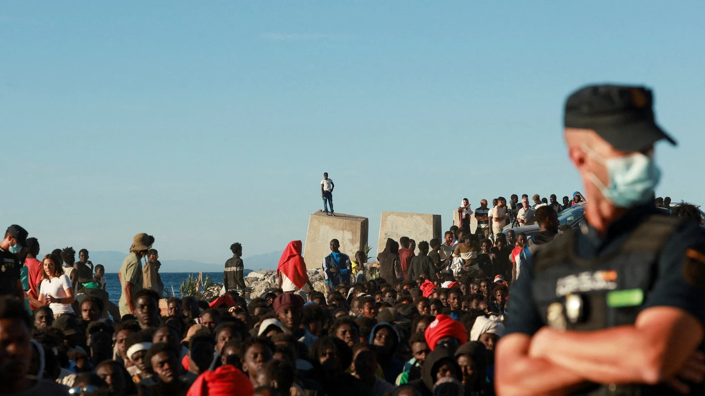 Migrantes hacen fila para recibir alimentos y bebidas de la Cruz Roja, tras los cruces masivos de migrantes en Ceuta Migrantes hacen fila para recibir alimentos y bebidas de la Cruz Roja, tras los cruces masivos de migrantes en Ceuta