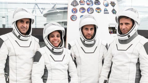 Miembros de la tripulación de la misión Crew-13 de izquierda a derecha el cosmonauta ruso de Roscosmos, Sergey Teteryatnikov; los astronautas de la NASA Jessica Watkins y Luke Delaney, y el astronauta de la Agencia Espacial Canadiense (CSA), Joshua Kutryk