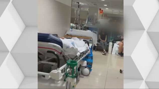 Imagen de pacientes en el pasillo del hospital de La Paz (Madrid)