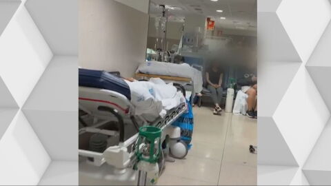 Imagen de pacientes en el pasillo del hospital de La Paz (Madrid)