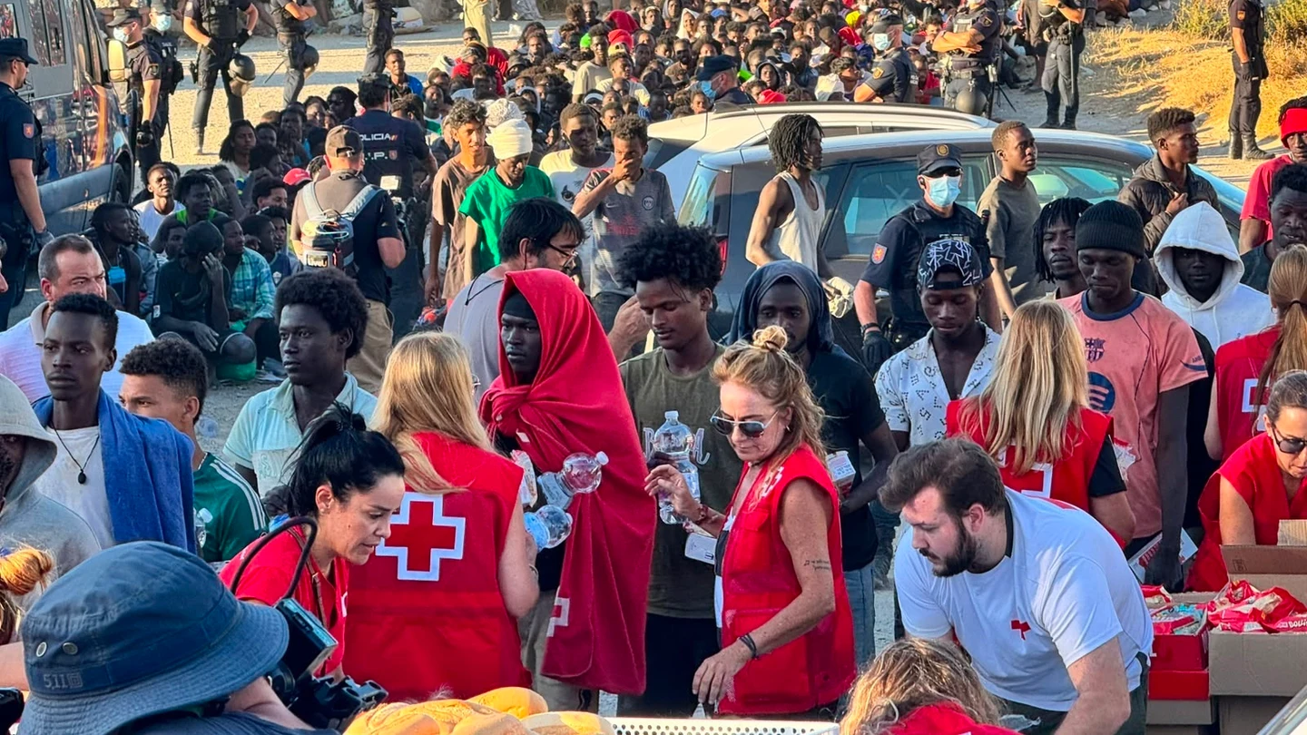 Cruz Roja reparte alimentos básicos a unos 2.000 migrantes en la Playa del Trampolín (Ceuta). Cruz Roja reparte alimentos básicos a unos 2.000 migrantes en la Playa del Trampolín (Ceuta).