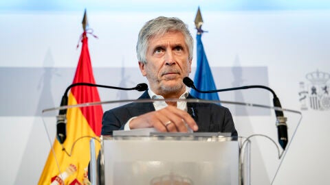 El ministro del Interior, Fernando Grande-Marlaska, atiende a los medios de comunicaci&oacute;n tras la reuni&oacute;n del consejo extraordinario de ministros del Interior de la UE por la crisis en Ceuta, en la sede del Ministerio del Interior, a 4 de agosto de 2026, en Madrid (Espa&ntilde;a).
