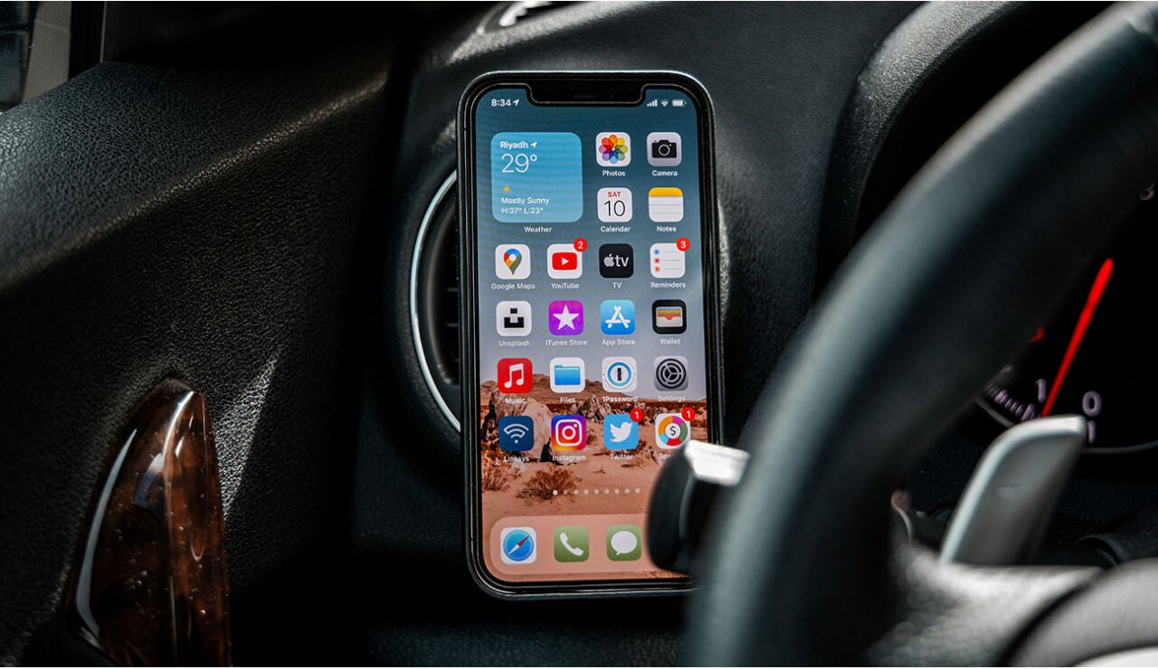 Un iPhone en un veh&iacute;culo