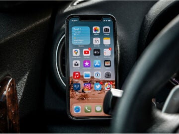 Un iPhone en un veh&iacute;culo