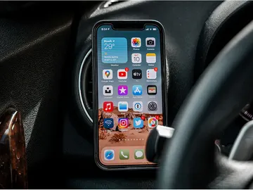 Un iPhone en un vehículo Un iPhone en un vehículo