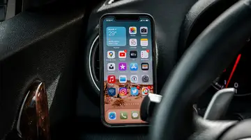Un iPhone en un vehículo Un iPhone en un vehículo