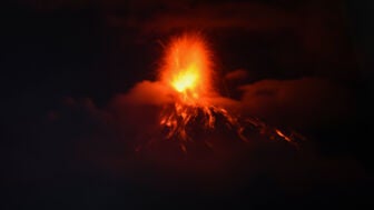 El volc&aacute;n de Fuego de Guatemala, visto desde San Juan Alotenango el 4 de agosto de 2026