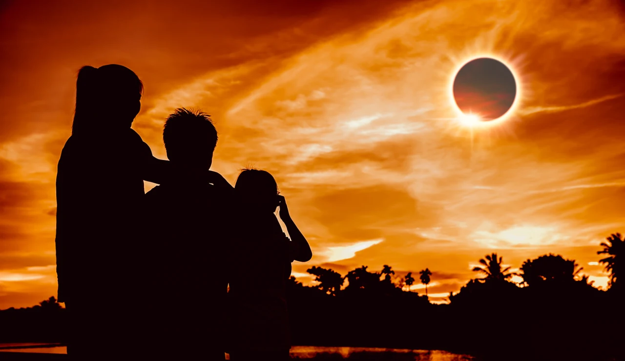 Personas mirando el eclipse solar total