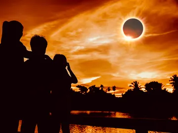 Personas mirando el eclipse solar total Personas mirando el eclipse solar total