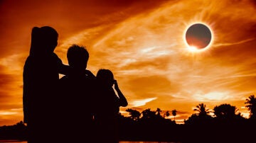 Personas mirando el eclipse solar total