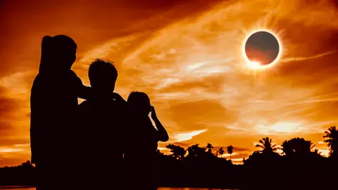 Personas mirando el eclipse solar total Personas mirando el eclipse solar total