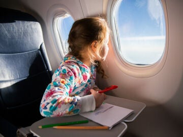 Ni&ntilde;a en un avi&oacute;n