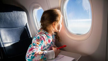 Ni&ntilde;a en un avi&oacute;n