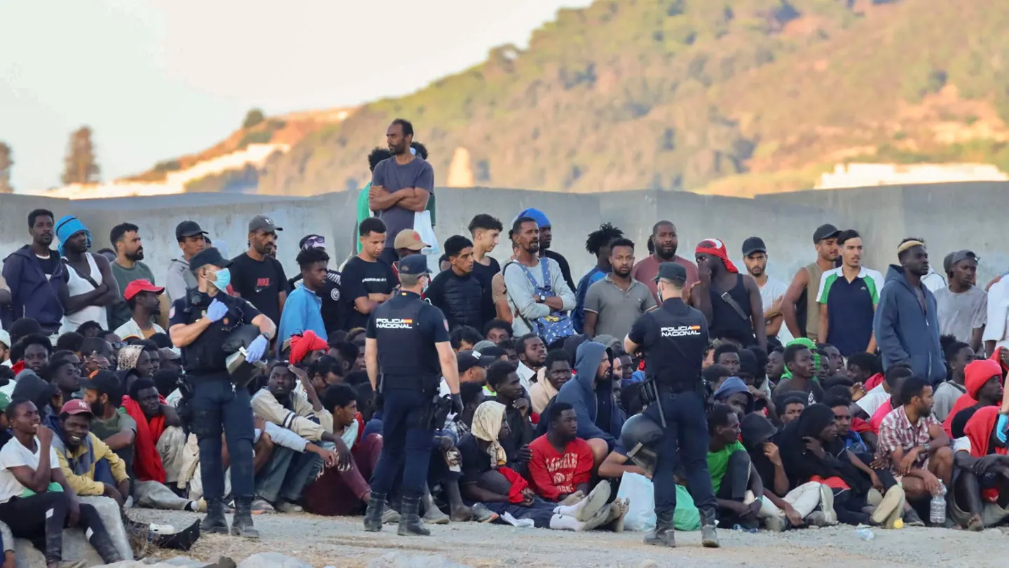Personas migrantes en la playa El Trampolín de Ceuta. Personas migrantes en la playa El Trampolín de Ceuta.