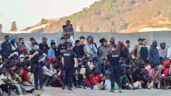 Personas migrantes en la playa El Trampol&iacute;n de Ceuta.