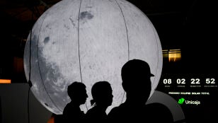 Una actividad de realidad virtual del eclipse solar total en la Feria Internacional de Muestras de Asturias, el 4 de agosto de 2026