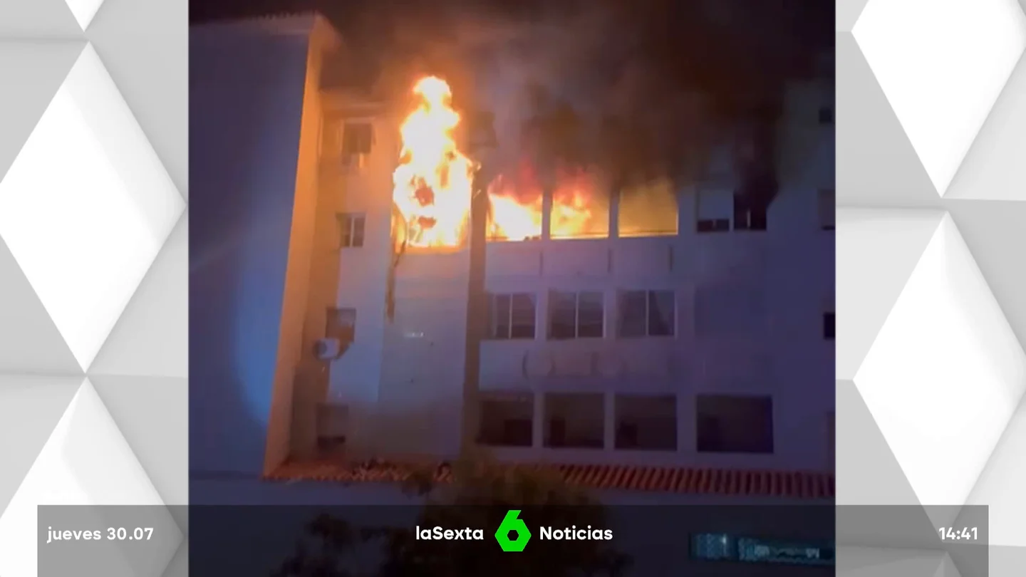 Mueren dos niños de 10 y 15 años y la madre resulta herida de gravedad en un incendio en una vivienda de Benalmádena (Málaga) Mueren dos niños de 10 y 15 años y la madre resulta herida de gravedad en un incendio en una vivienda de Benalmádena (Málaga)