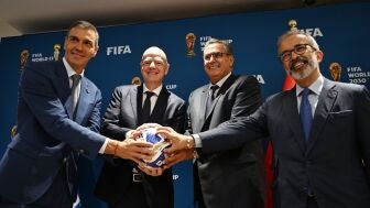 Pedro S&aacute;nchez, Gianni Infantino, el primer ministro de Marruecos, Aziz Ajanuch; y el ministro de Exteriores de Portugal, Paulo Rangel