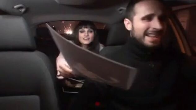 'La Marta' muestra sus fotos para las portadas de Intervi&uacute; al taxista y lo deja flipando: "O me pego un golpe o me da un infarto"