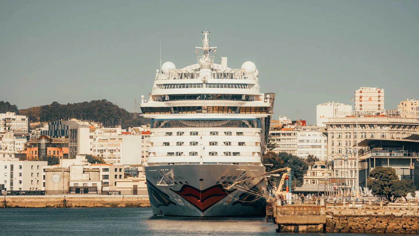 Un crucero, frente al puerto de la ciudad de A Coruña Un crucero, frente al puerto de la ciudad de A Coruña