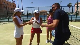 Las hermanas Collado aprenden a jugar al p&aacute;del con Mar Segura en Mujeres ricas