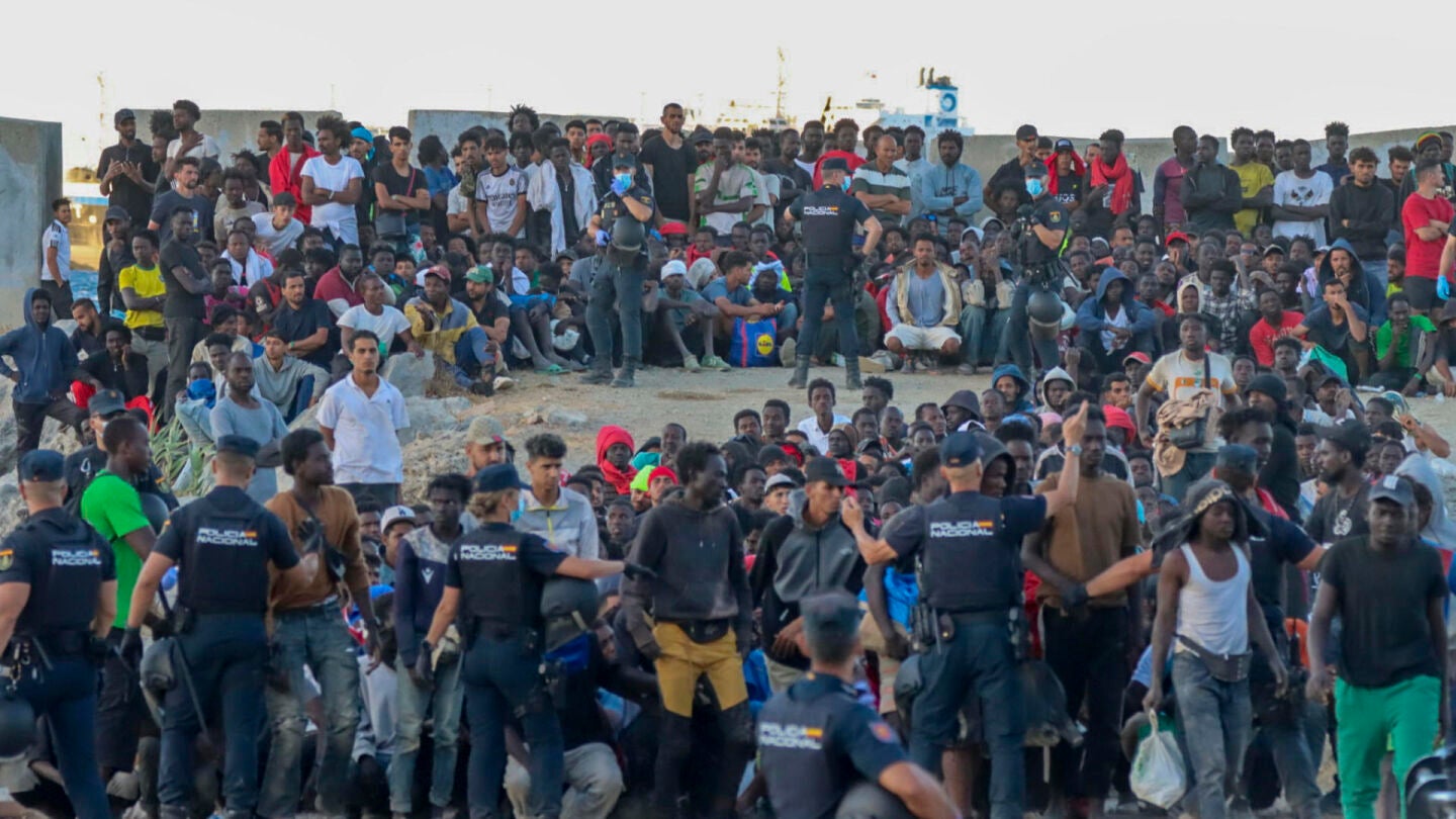Personas migrantes este martes, en la playa &lsquo;El Trampol&iacute;n&rsquo; de Ceuta
