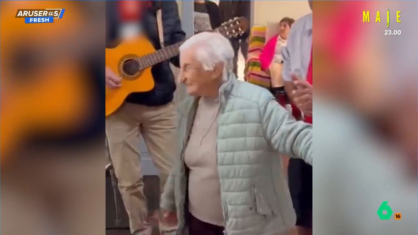 Dejanira, una anciana de 114 a&ntilde;os, desvela cu&aacute;l es su secreto para vivir eternamente: vino con huevo... y amor